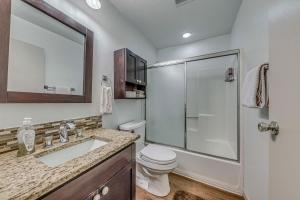 Ένα μπάνιο στο Spacious Ruidoso Retreat with Hot Tub and 2 Kitchens! +32 φωτογραφίες