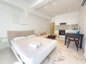 En eller flere senge i et værelse på Nissi49 Boutique Apartments