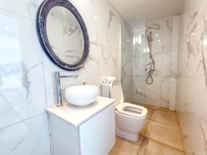 Et badeværelse på Nissi49 Boutique Apartments + 33 billeder