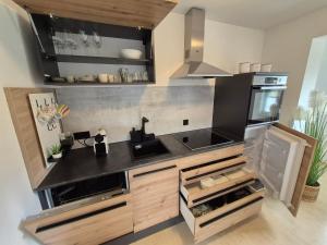 Kuchyň nebo kuchyňský kout v ubytování Apartment West