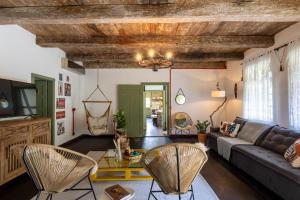 a living room with a couch and chairs at D'Alma Sítio in Pomerode