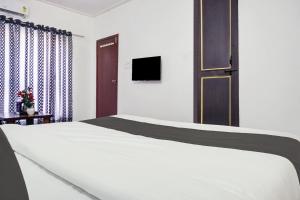 TV a/nebo společenská místnost v ubytování FabHotel Nisarg Villa