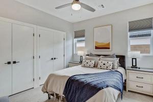 Un dormitorio con una cama y un ventilador de techo. en Luxury Home Near Sand Hollow, en Hurricane
