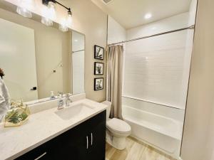 Un baño con lavabo, inodoro y ducha. en Luxury Home Near Sand Hollow, en Hurricane 25 fotos más