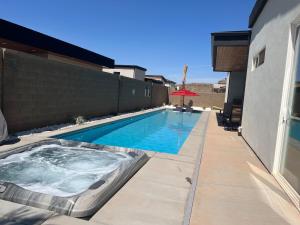 una piscina en el patio trasero de una casa en Luxury Home Near Sand Hollow, en Hurricane