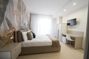 a bedroom with a bed and a desk in it at Barimare in Bari