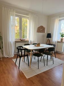 jadalnia z białym stołem i krzesłami w obiekcie Apartament w kamienicy Gdynia w mieście Gdynia