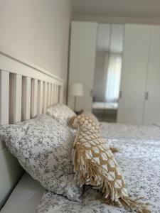 Łóżko lub łóżka w pokoju w obiekcie Apartament w kamienicy Gdynia