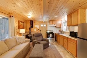 Η κουζίνα ή μικρή κουζίνα στο Hike, Ski and Sip Arnold Cabin 4 Mi to State Park!