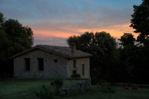 Η ανατολή ή δύση του ηλίου όπως φαίνεται από αυτό το κατάλυμα σε φάρμα ή από εκεί κοντά