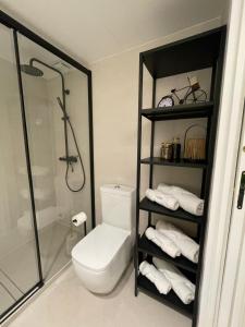 a bathroom with a shower and a toilet and towels at Exclusivo Apartamento en el centro de Murcia in Murcia +19 photos