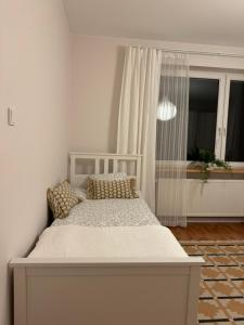 Łóżko lub łóżka w pokoju w obiekcie Apartament w kamienicy Gdynia