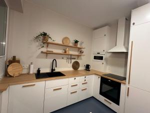 Kuchnia lub aneks kuchenny w obiekcie Apartament w kamienicy Gdynia
