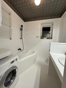 Łazienka w obiekcie Apartament w kamienicy Gdynia