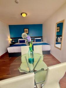 Cama ou camas em um quarto em Wayqey Hotel