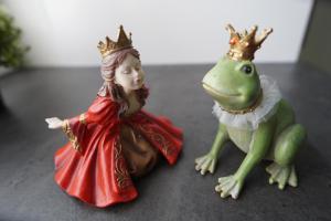a little girl and a frog wearing crowns at FroschKönig in Norden