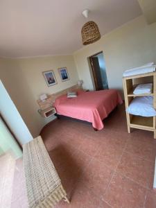 a bedroom with a bed with a red blanket at "Marenostro" Dpto #3, departamento frente al mar in Algarrobo