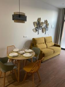 Ruang duduk di Central Park Flats by VIVOGC