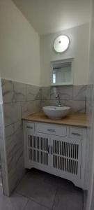 a bathroom with a sink and a mirror at Studio centre ville de Gagny in Gagny