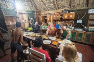 un groupe de personnes assises autour d'une table dans l'établissement Hostal and camping Huellitas Ometepe, à Santa Cruz 46 autres photos