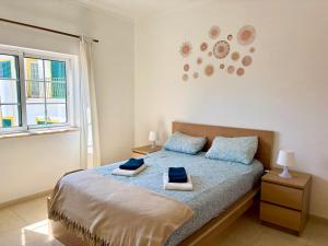 une chambre avec un lit avec deux serviettes dessus dans l'établissement Casadaluz 18, à Luz 26 autres photos