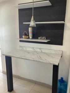 San AntonioにあるCasa de Huéspedes Encanto Raramuriの部屋にある大理石のカウンタートップのテーブル