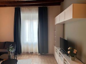 Una sala de estar con un sofá y una ventana. en Navigli Darsena - Luxury Apartment with balcony, en Milán
