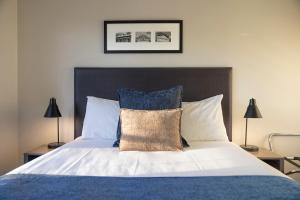 Rúm í herbergi á Quest Auckland Serviced Apartments