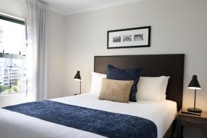 Rúm í herbergi á Quest Auckland Serviced Apartments