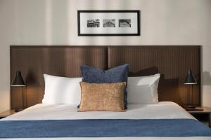 Rúm í herbergi á Quest Auckland Serviced Apartments