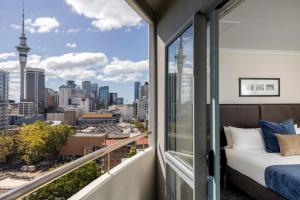 Rúm í herbergi á Quest Auckland Serviced Apartments