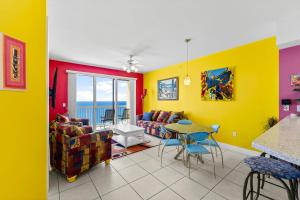 un soggiorno con pareti gialle, tavolo e sedie di Celadon #2205 a Panama City Beach