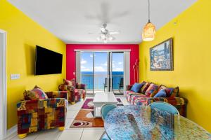 un soggiorno con pareti gialle, tavolo e sedie di Celadon #2205 a Panama City Beach