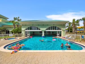 un gruppo di persone che nuotano in una piscina di Celadon #2205 a Panama City Beach