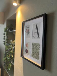 una imagen enmarcada de un alfabeto en una pared en Navigli Darsena - Luxury Apartment with balcony, en Milán