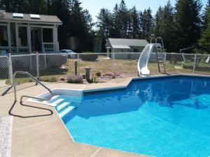 Bazén v ubytování Chalet Cozy Au Bord De La Piscine nebo v jeho okolí