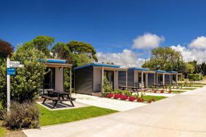 a row of modular homes in a park at Napier Beach TOP 10 Holiday Park & Motels in Napier