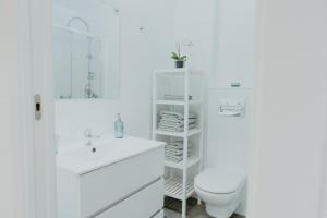 ein weißes Badezimmer mit Toilette und Waschbecken in der Unterkunft Apartamento Hermi in Torrox + 15 Fotos