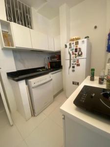 una cocina con nevera blanca y un ordenador portátil en una encimera en Flamengo Vibes Stay & Shine in Rio, en Río de Janeiro 9 fotos más