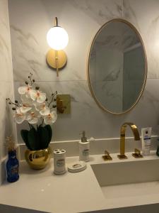 Un mostrador de baño con un lavabo y un espejo. en Flamengo Vibes Stay & Shine in Rio, en Río de Janeiro