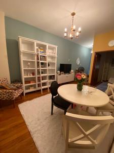 Una sala de estar con una mesa y una mesa y sillas. en Flamengo Vibes Stay & Shine in Rio, en Río de Janeiro