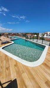 une grande piscine au sommet d'un immeuble dans l'établissement Flat 310 Porto City Porto de Galinhas Perto de Tudo, à Porto de Galinhas