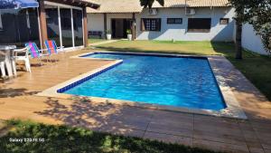 a swimming pool in the yard of a house at Caramelo hospedaria, localização privilegiada com conforto e privacidade in Sorriso