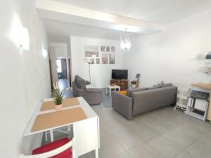 una sala de estar con un sofá y una mesa en Casa Victor, en São Brás de Alportel