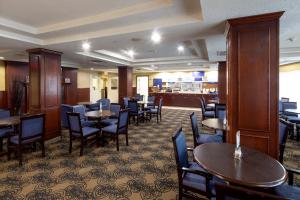 Restaurace v ubytování Holiday Inn Express Hotel & Suites Edson by IHG