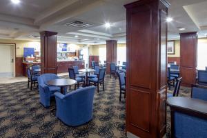 Restaurace v ubytování Holiday Inn Express Hotel & Suites Edson by IHG