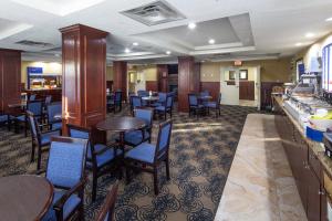 Restaurace v ubytování Holiday Inn Express Hotel & Suites Edson by IHG