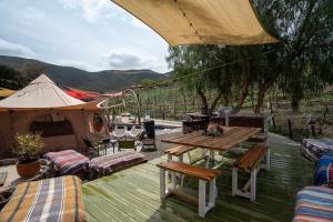 Zelt mit Picknicktisch, Tisch und Stühlen in der Unterkunft Lago Amor del Valle Glamping Grande in San Antonio de las Minas