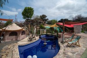 a tent and a swimming pool in a yard at Lago Amor del Valle Glamping Grande in San Antonio de las Minas