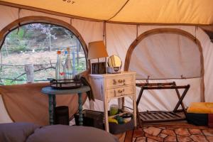 ein Zelt mit einem Tisch und einem Spiegel darin in der Unterkunft Lago Amor del Valle Glamping Grande in San Antonio de las Minas